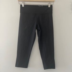 ✨ 2/$20 2XU Cropped Compression Tights